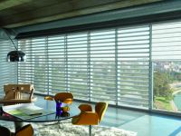 Las cortinas Pirouette tienen un diseño único con láminas horizontales de tela que van adheridos a una capa Sheer posterior, formando delicados pliegues que parecen flotar sobre la ventana.